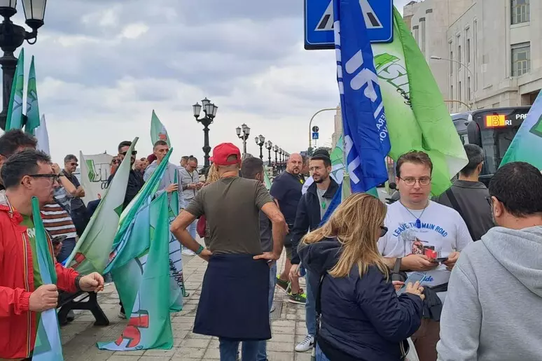 Sit-in operai automotive Bari, ‘stop termico fa perdere lavoro’ – Ansa
