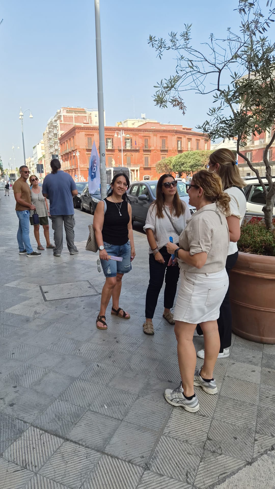 Asili comunali di Bari, protesta UGL davanti al Comune: “Lavoratori senza stipendi e quattordicesima”